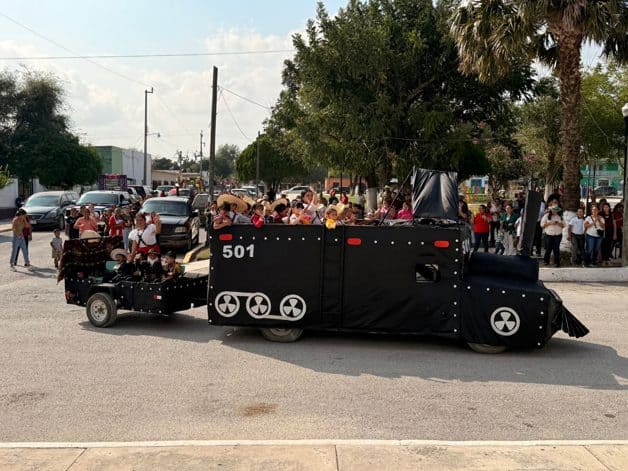 Vehículos usados en desfile en Cruillas, Tamaulipas generan polémica