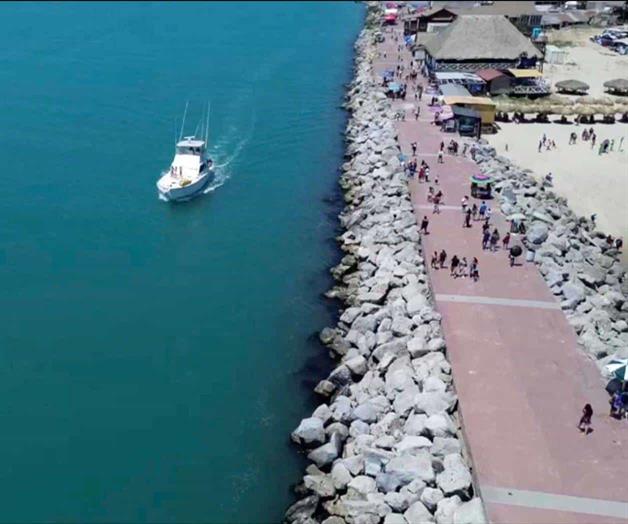 Naufraga yate en playa Miramar Naufraga yate en playa Miramar