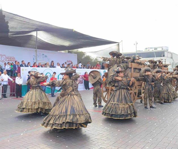 Estudiantes de Nuevo Laredo impactan con vestimenta revolucionaria en desfile conmemorativo Estudiantes de Nuevo Laredo impactan con vestimenta revolucionaria en desfile conmemorativo
