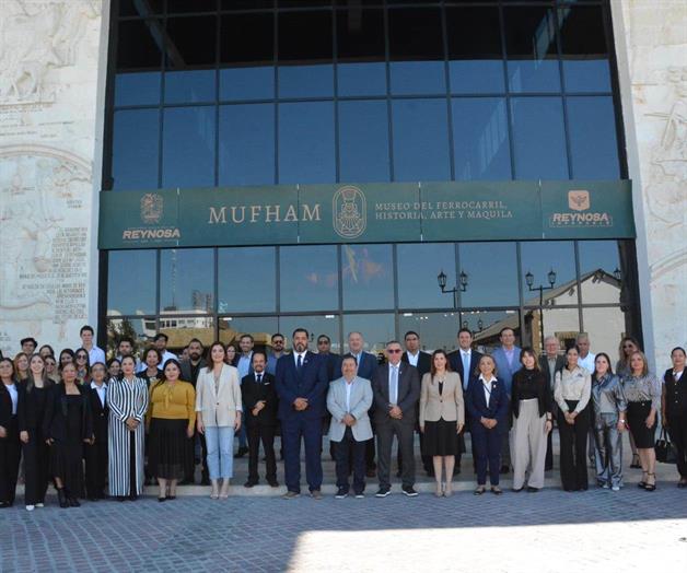 Anfitriones de primera Bienal