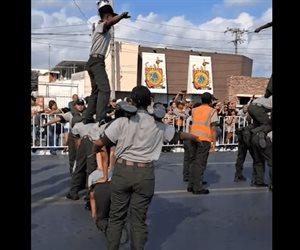 Celebran desfile con una marcada ausencia escolar