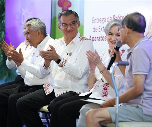 Reciben prótesis personas con discapacidad Reciben prótesis personas con discapacidad