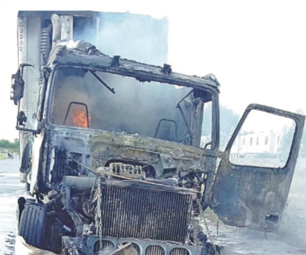 Incendio arrasa con tráiler en el boulevard Las Pirámides