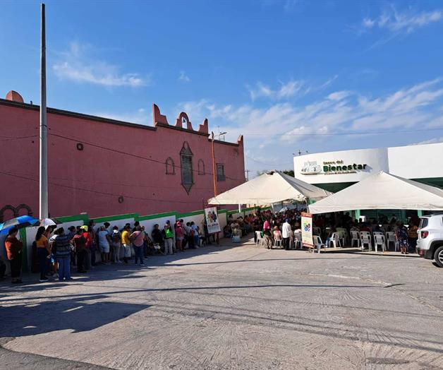 Adultos soportan calor para cobrar pensiones Adultos soportan calor para cobrar pensiones