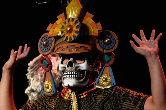 Compañía de artes circenses de México revive antiguo mito maya en escena Compañía de artes circenses de México revive antiguo mito maya en escena