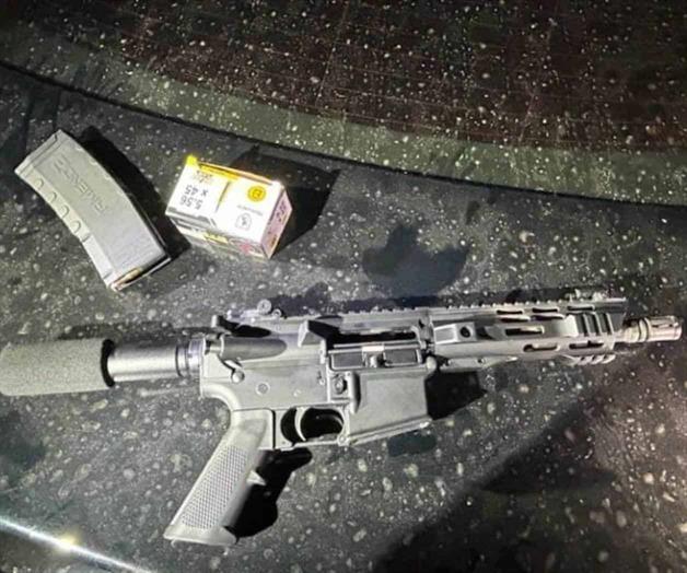 Detienen a joven con fusil AR-15