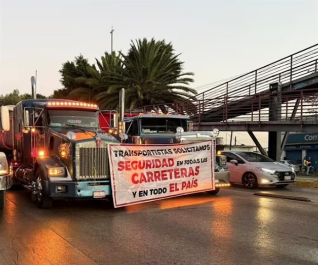 Campesinos y transportistas paralizan principales accesos viales Campesinos y transportistas paralizan principales accesos viales