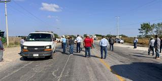 Productores del Valle de San Fernando bloquean carretera Victoria-Matamoros Productores del Valle de San Fernando bloquean carretera Victoria-Matamoros