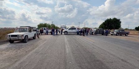Bloqueo en carretera Victoria-Matamoros a la altura de la Y de San Fernando