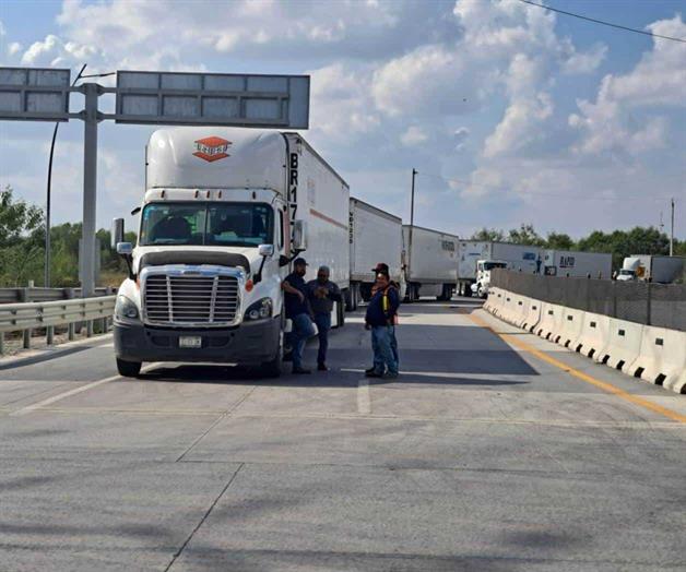 Ahora bloquean dos carriles