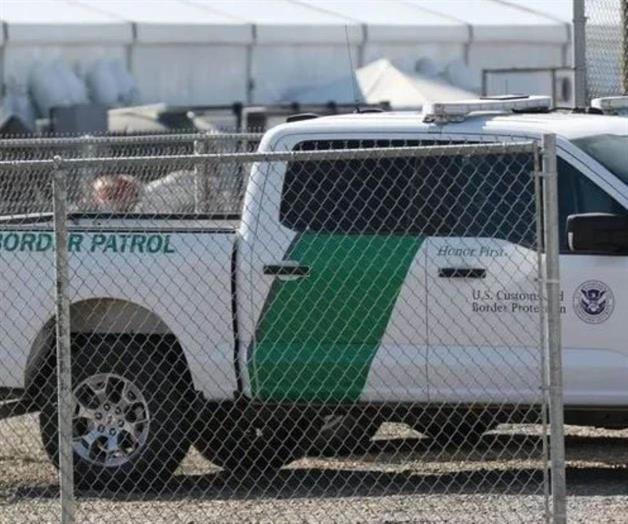 Acusan a trailero hondureño de transportar a 51 migrantes