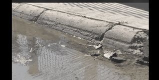 Desperdician cientos de litros de agua por fuga Desperdician cientos de litros de agua por fuga