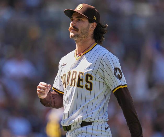 Dylan Cease firma con Azulejos Dylan Cease firma con Azulejos