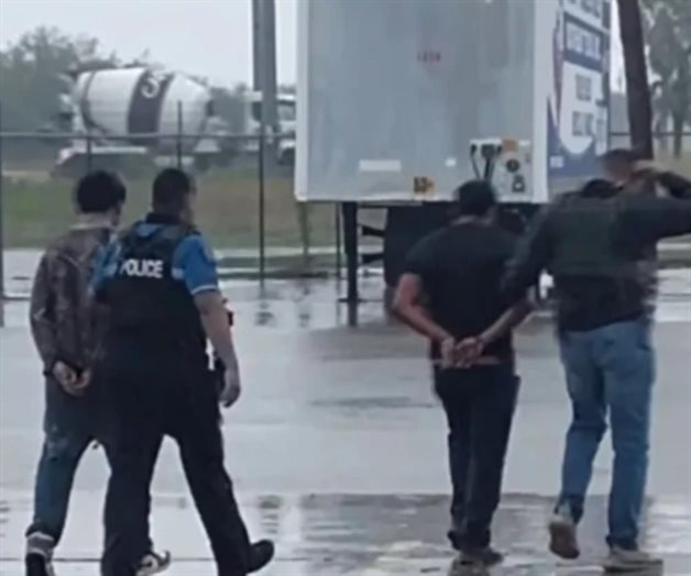 Detienen a quince personas tras persecución vehicular