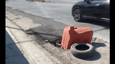 Alertan con un trafitambo el peligro de enorme hoyo">