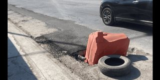 Alertan con un trafitambo el peligro de enorme hoyo Alertan con un trafitambo el peligro de enorme hoyo