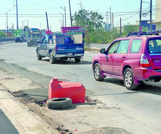 Alertan con un ´trafitambo´ el peligro de enorme hoyo Alertan con un ´trafitambo´ el peligro de enorme hoyo