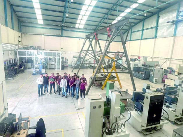 Estudiantes de la UTTN en industria aeronáutica