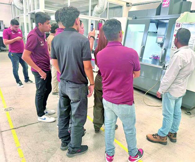 Estudiantes de la UTTN en industria aeronáutica