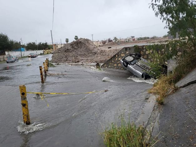Colapsan a la ciudad 15 minutos de lluvia Colapsan a la ciudad 15 minutos de lluvia