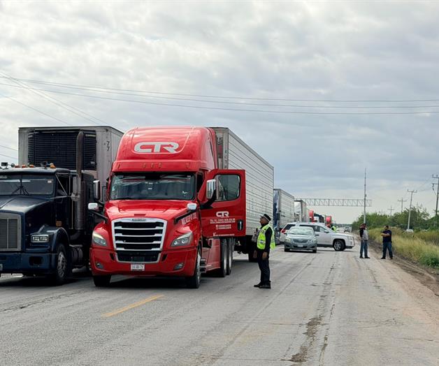 Productores agrícolas bloquean carretera Victoria-Matamoros en protesta