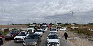 Productores del Valle de San Fernando, bloquean por cuarto día consecutivo la carretera federal Victoria-Matamoros Productores del Valle de San Fernando, bloquean por cuarto día consecutivo la carretera federal Victoria-Matamoros