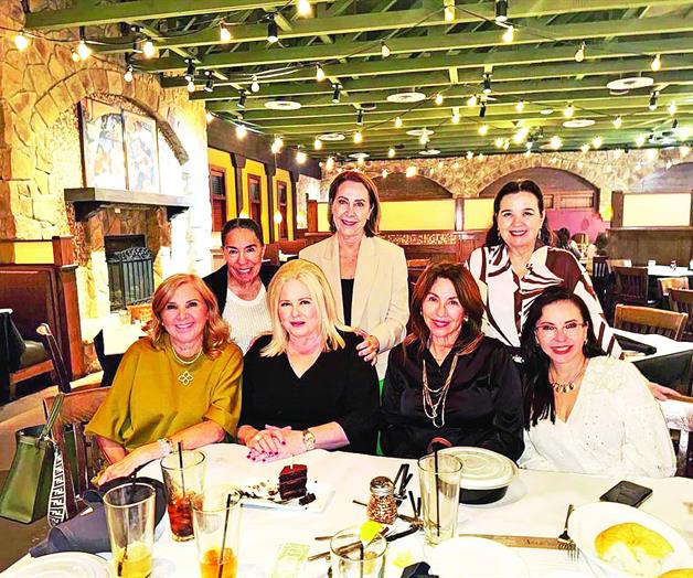 Disfruta convivio con amigas Disfruta convivio con amigas