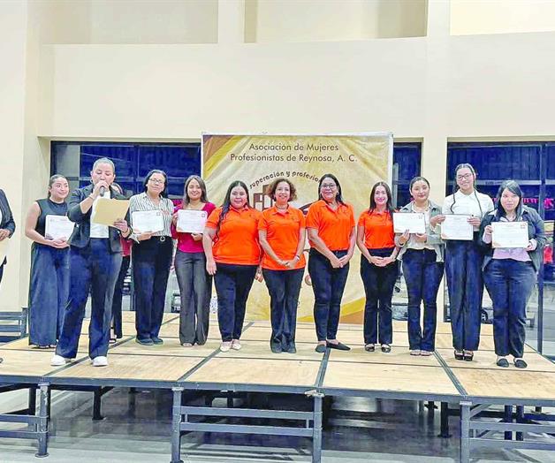 Reciben siete mujeres becas para su titulación Reciben siete mujeres becas para su titulación