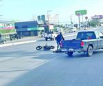 Impacta motocicleta a mujer y camioneta