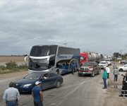 Productores de SanFernando permiten el paso a los automovilistas particulares en el bloqueo en la carretera Victoria-Matamoros,