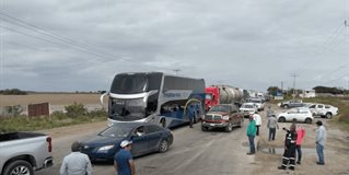 Productores de SanFernando permiten el paso a los automovilistas particulares en el bloqueo en la carretera Victoria-Matamoros, Productores de SanFernando permiten el paso a los automovilistas particulares en el bloqueo en la carretera Victoria-Matamoros,