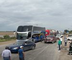 Productores de San Fernando permiten el paso a los automovilistas particulares en el bloqueo en la carretera Victoria-Matamoros,