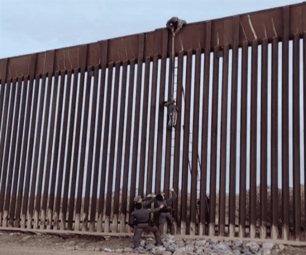En 2025, m&aacute;s de 400 personas cayeron al intentar escalar muro con Estados Unidos