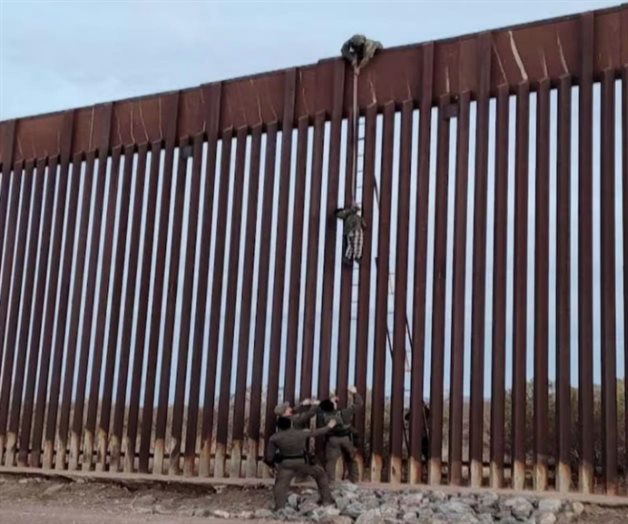 Mujer muere al caer del muro fronterizo entre Tijuana y San Diego Mujer muere al caer del muro fronterizo entre Tijuana y San Diego