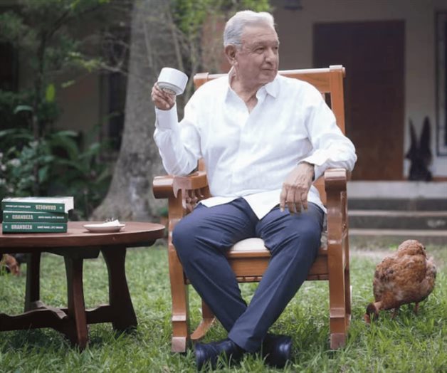 AMLO reaparece en redes; presenta su nuevo libro Grandeza