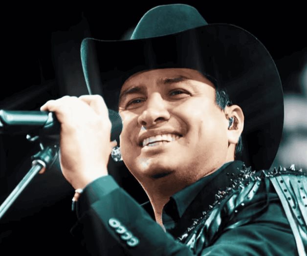 Julión Álvarez regaña a fans por lanzarle celulares en concierto Julión Álvarez regaña a fans por lanzarle celulares en concierto