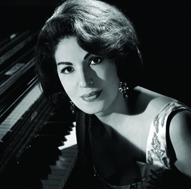 Dua Lipa interpreta Bésame mucho en su gira por México Dua Lipa interpreta Bésame mucho en su gira por México