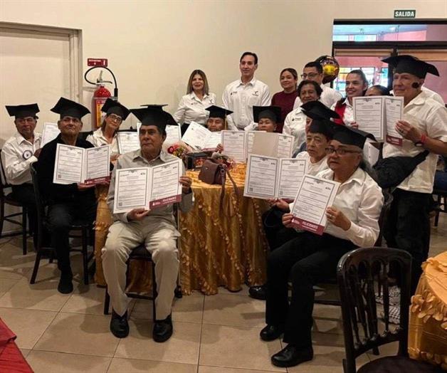 Adultos mayores de Altamira reciben certificado de educación básica
