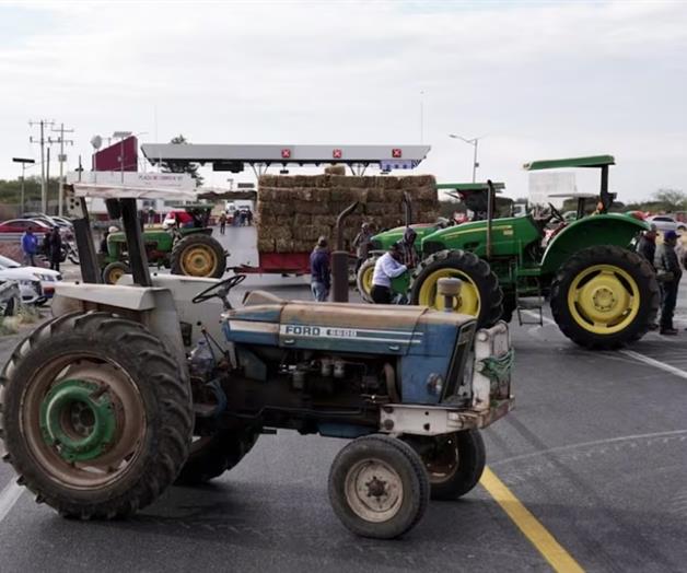 Bloquean carreteras por Ley de Aguas Bloquean carreteras por Ley de Aguas