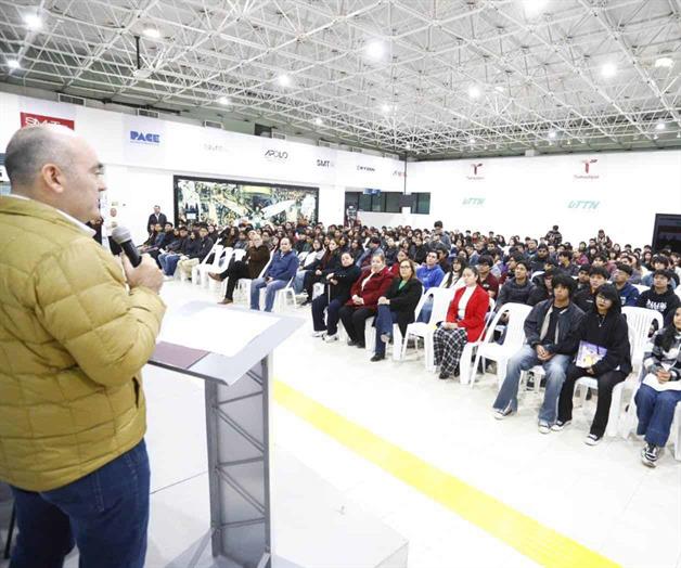 Impulsan a estudiantes con entrega de becas Impulsan a estudiantes con entrega de becas