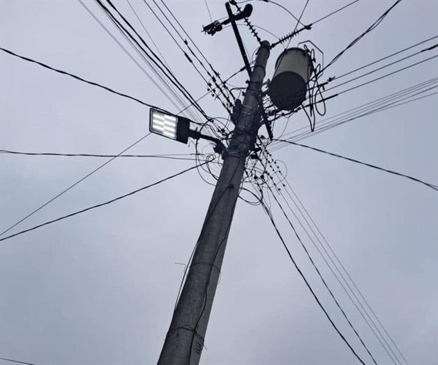 Quedan en puras varillas los postes de concreto Quedan en puras varillas los postes de concreto