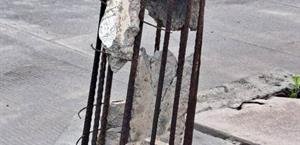 Quedan en puras varillas los postes de concreto