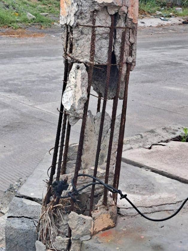 Quedan en puras varillas los postes de concreto Quedan en puras varillas los postes de concreto