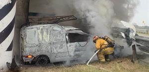 Conductor sobrevive a choque e incendio en la Matamoros-Reynosa Conductor sobrevive a choque e incendio en la Matamoros-Reynosa
