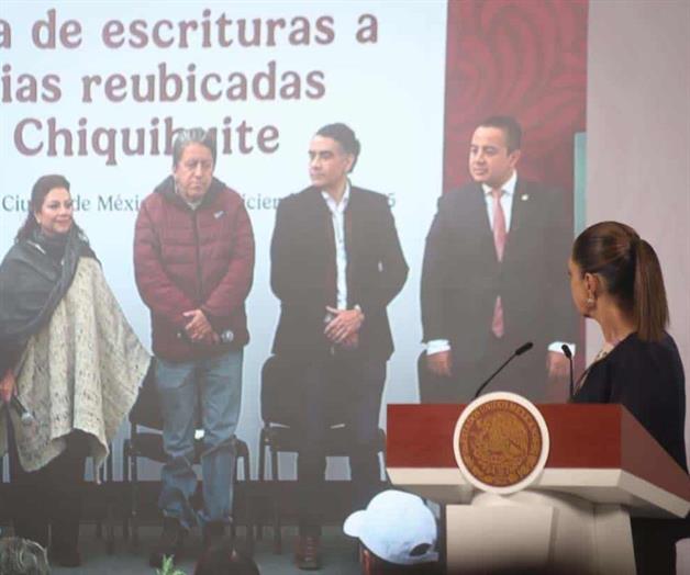 Entregan escrituras a afectados por derrumbe en el Chiquihuite Entregan escrituras a afectados por derrumbe en el Chiquihuite