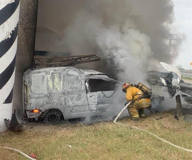 Se incendia camioneta