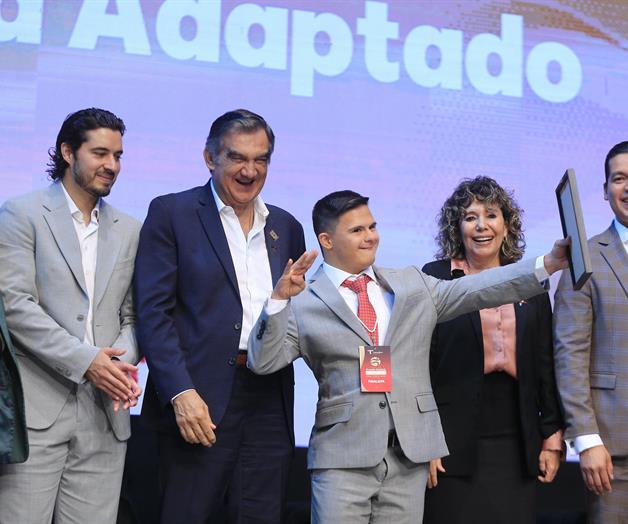 Premia Américo Villarreal a los jóvenes y deportistas Premia Américo Villarreal a los jóvenes y deportistas