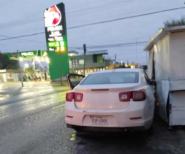 Conductor sale de la Feria y embiste puesto de tamales en Río Bravo Conductor sale de la Feria y embiste puesto de tamales en Río Bravo