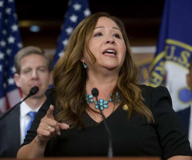 Congresista de Arizona afirma que fue rociada con gas pimienta en operación federal Congresista de Arizona afirma que fue rociada con gas pimienta en operación federal