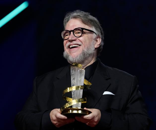 Diego Luna y Del Toro brillan en los Critics Choice Awards 2026